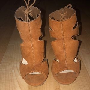 Size 6.5 Tan chunky heels